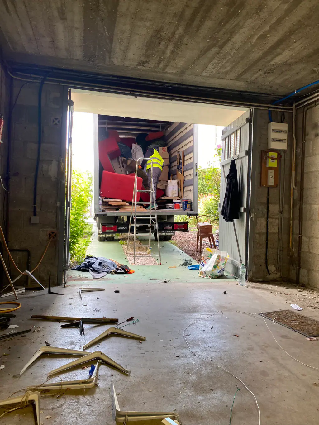 Chargement de mobilier depuis le garage d’un pavillon