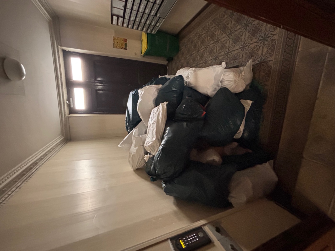 Sacs préparés lors d'un débarras d'appartement