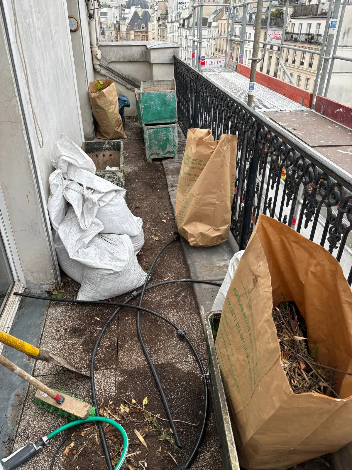 Balcon encombré avant une intervention Octave Débarras