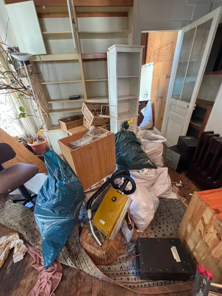 Meubles, paniers et sacs dans une pièce en cours de tri